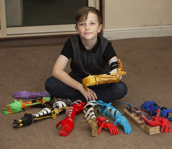 感動！英父親為無臂兒子3D打印9只個性仿生臂(圖1)